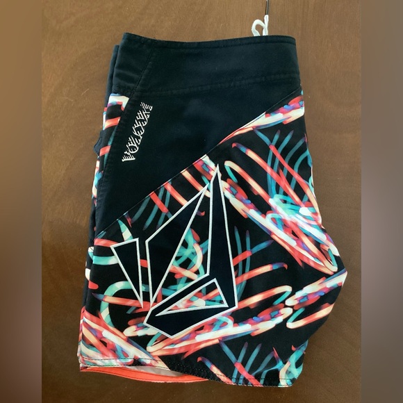 Volcom Miss Mod womens board shorts swim boardshorts black size 7 - Picture 7 of 7